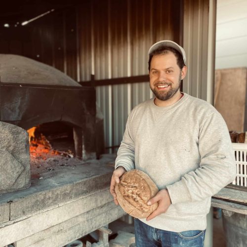Paysan boulanger devant le four